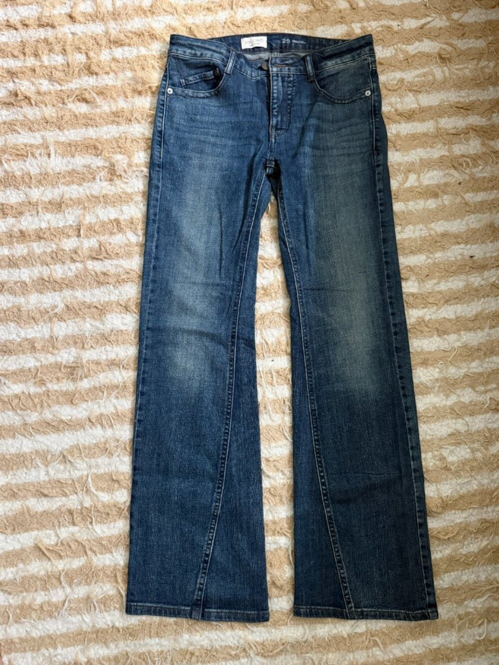 Pilcro Low-Rise Flared Jeans - Picture 3 of 4